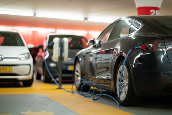 Comment installer un système de charge rapide pour véhicules électriques dans une copropriété?